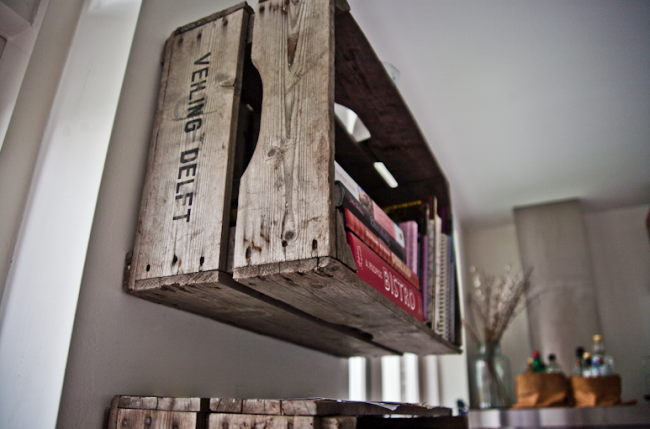 Artistiek etiquette vermoeidheid Houten kistjes als boekenkast - Interior junkie