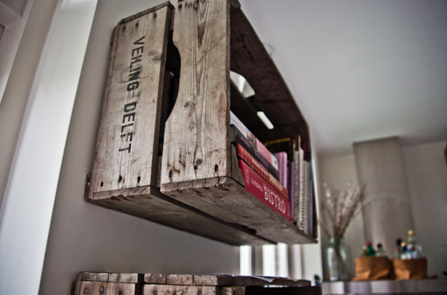 Houten kistjes als boekenkast Interior