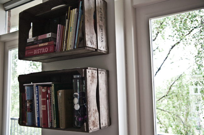 Houten kistjes als boekenkast Interior