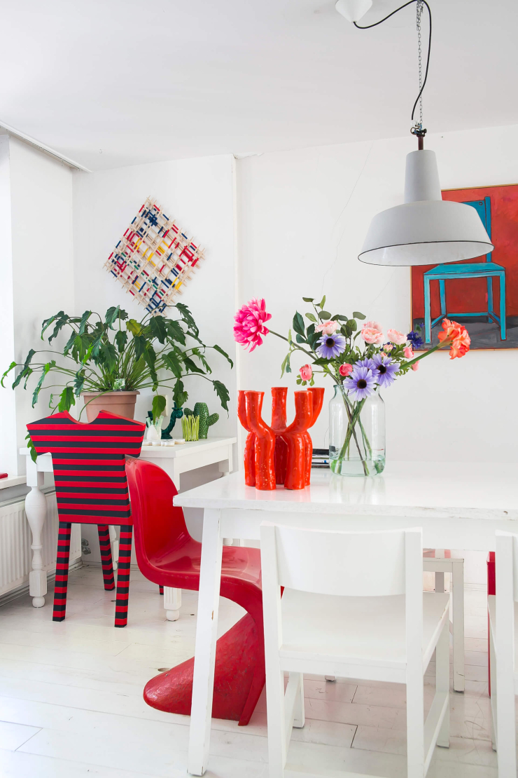 Faeröer Ijsbeer blok Pronken met kleurrijke stoelen in huis - Interior junkie