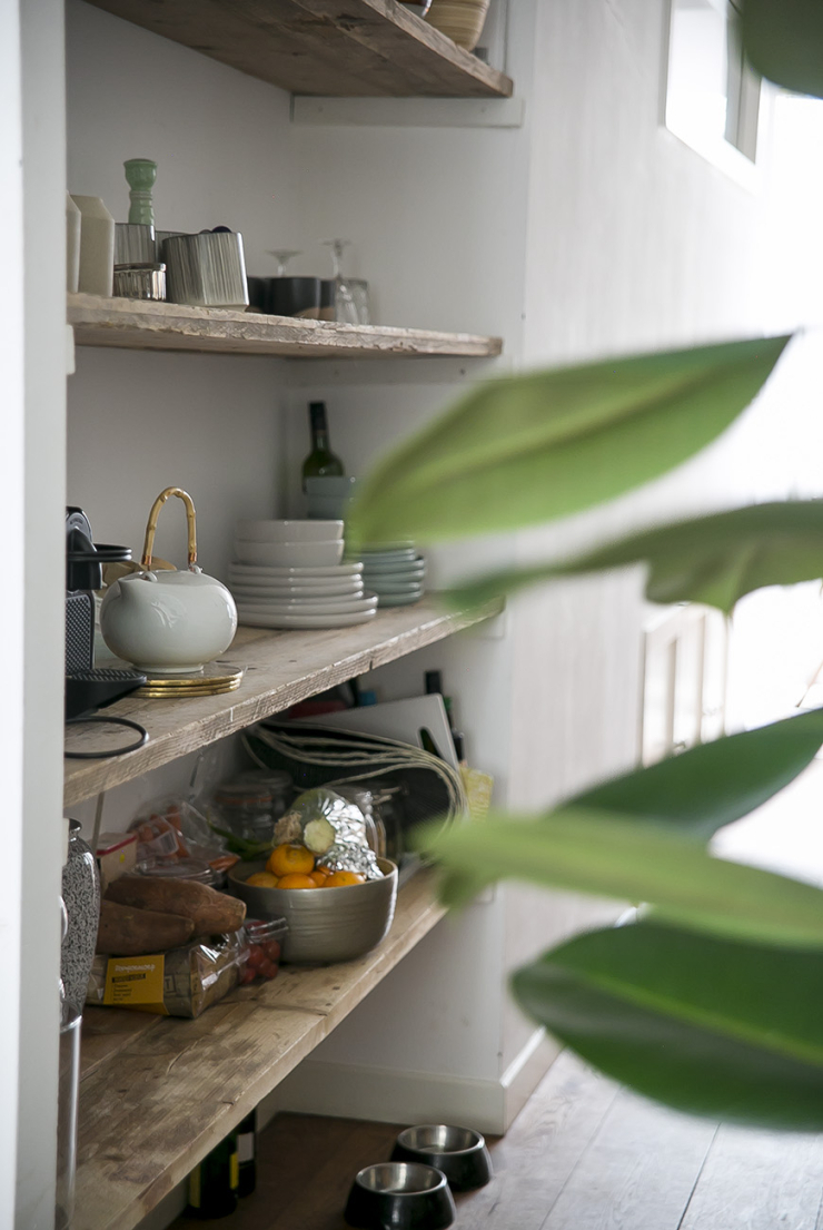hooi speelplaats Opheldering Mooi voor in de keuken: zwevende planken - Interior junkie