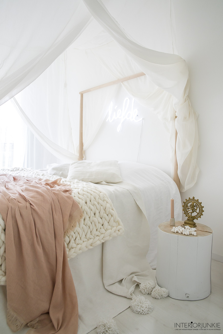 Grit Mars verlichten Woondilemma #4 | Zo style je je slaapkamer met wit en hout - Interior junkie
