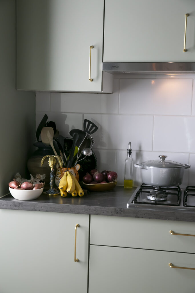Statistisch Il Overeenkomstig met Keukenkastjes verven: pimp je keuken budgetproof - Interior junkie
