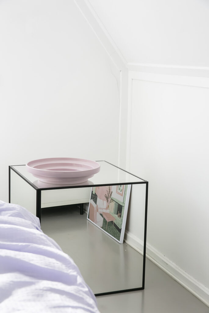 biologie Verrassend genoeg Uitroepteken Geef je slaapkamer meer bling met een spiegel kubus nachtkastje - Interior  junkie