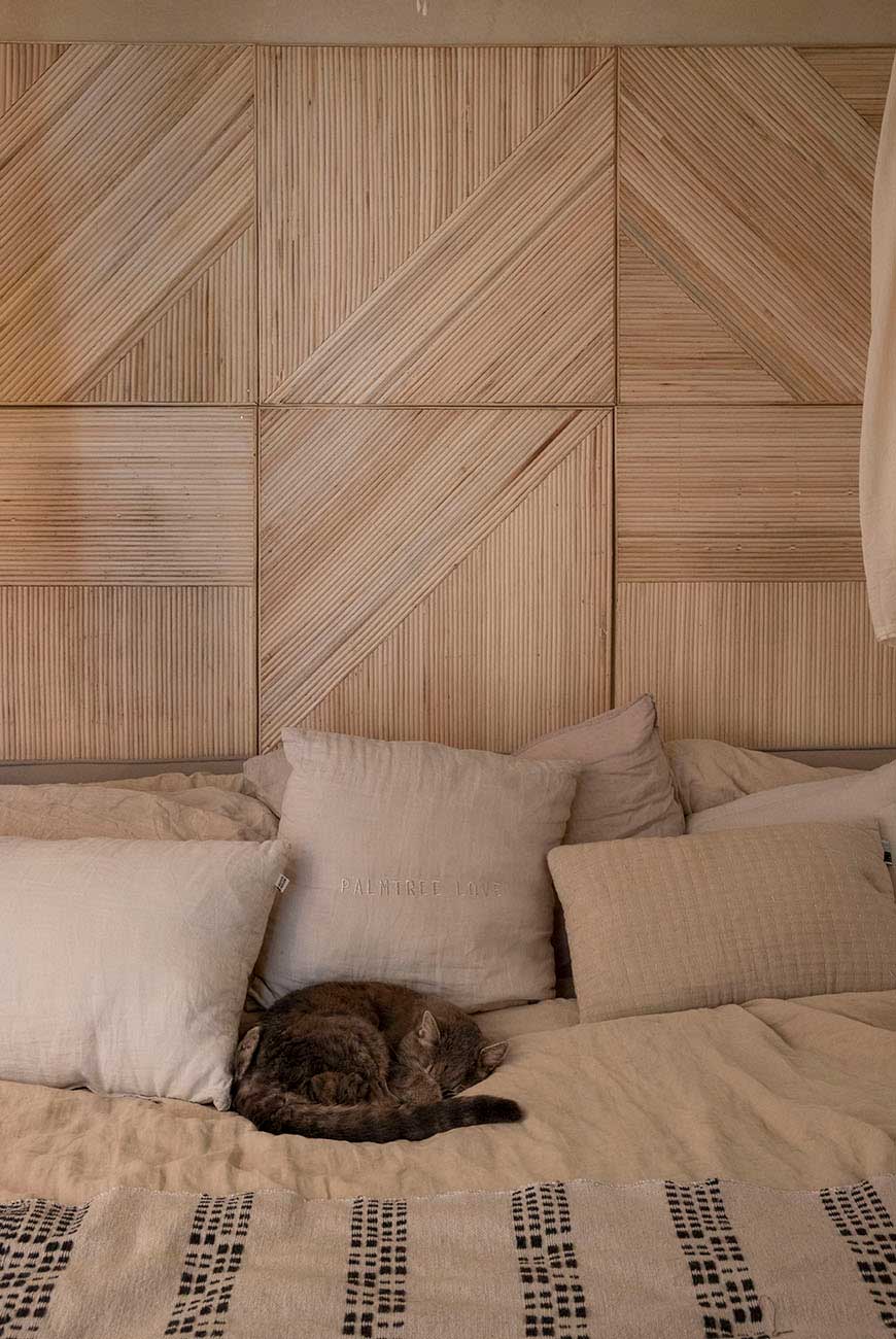 succes tafereel Becks DIY hoofdbord bed: maak er eentje van bamboe panelen - Interior junkie